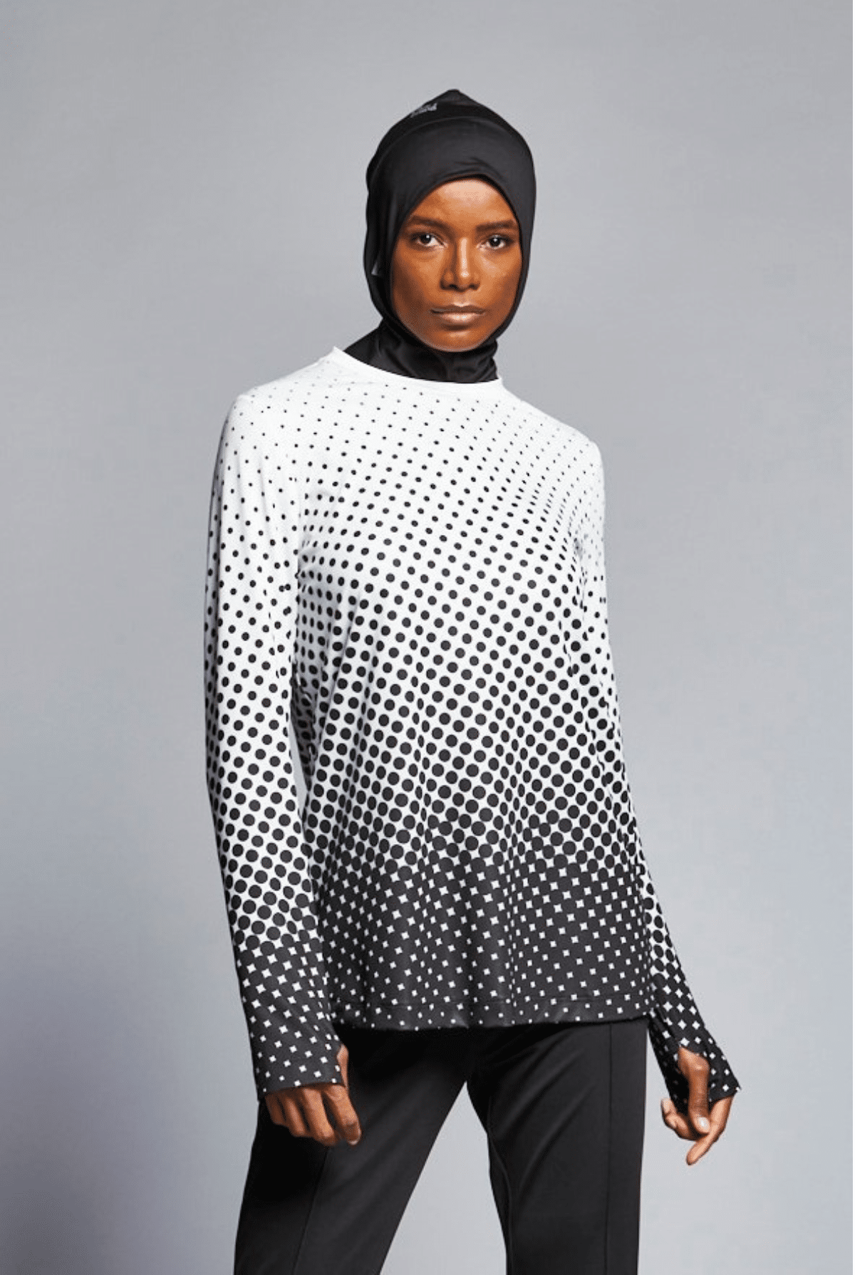 sweat-shirt noir et blanc et hijab noir