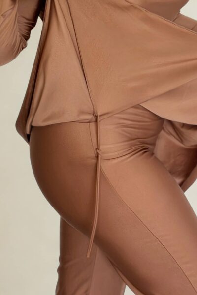 Zoom sur le système anti-remontée du burkini Sahara Été 2025 Ynes : lien de maintien latéral discret pour garder la tunique en place pendant la baignade.