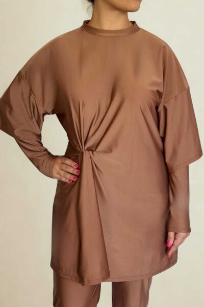 Vue de face du Burkini Siwa Été 2025 Ynes : coupe fluide, nœud latéral élégant, manches longues et superposition moderne, confectionné en Lycra opaque.