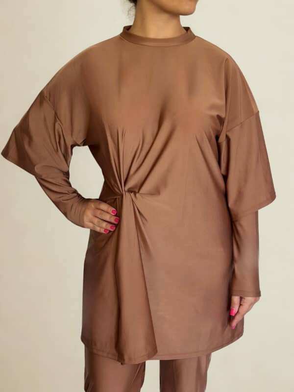 Vue de face du Burkini Siwa Été 2025 Ynes : coupe fluide, nœud latéral élégant, manches longues et superposition moderne, confectionné en Lycra opaque.