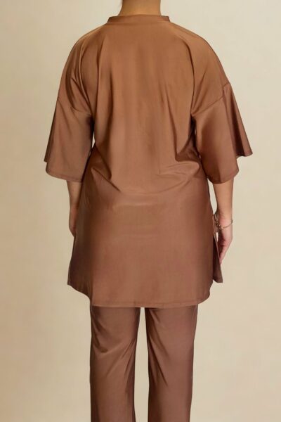 Vue arrière du Burkini Moderne Siwa Été 2025 Ynes : coupe droite, manches larges, tissu Lycra fluide et opaque pour un tombé naturel et confortable.