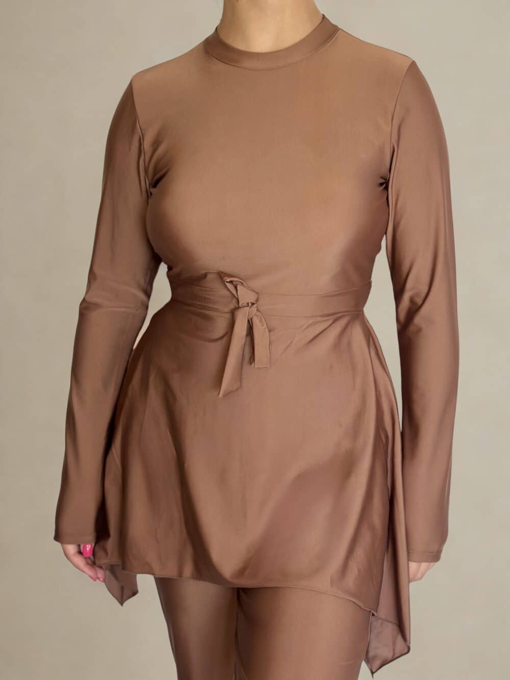 Vue de face du Burkini Moderne Soleya Été 2025 Ynes : coupe droite, manches longues, ceinture nouée à la taille, en Lycra opaque, design épuré.