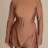 Vue de face du Burkini Moderne Soleya Été 2025 Ynes : coupe droite, manches longues, ceinture nouée à la taille, en Lycra opaque, design épuré.