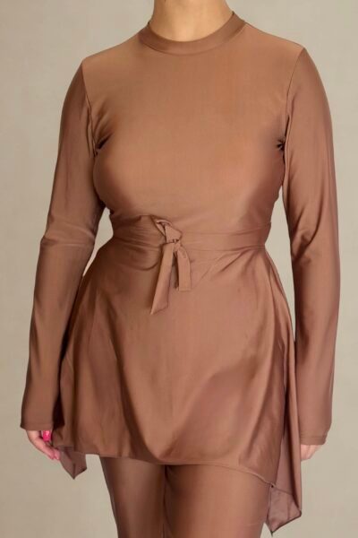 Vue de face du Burkini Moderne Soleya Été 2025 Ynes : coupe droite, manches longues, ceinture nouée à la taille, en Lycra opaque, design épuré.