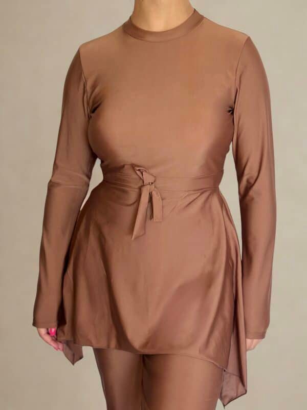 Vue de face du Burkini Moderne Soleya Été 2025 Ynes : coupe droite, manches longues, ceinture nouée à la taille, en Lycra opaque, design épuré.