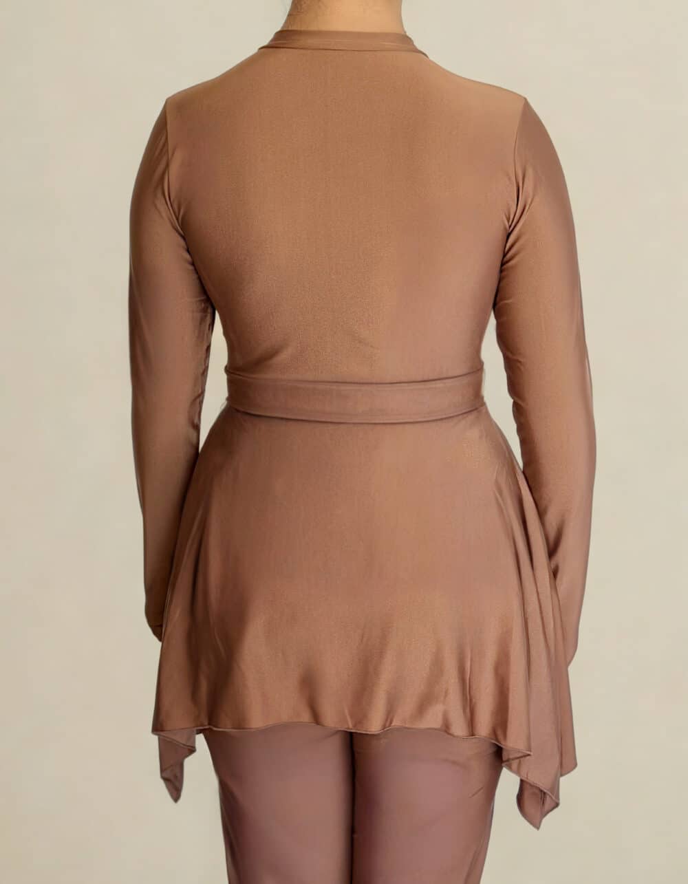 Vue arrière du Burkini Moderne Soleya Été 2025 Ynes : coupe fluide, ceinture ajustée, finition asymétrique au dos, en Lycra opaque pour un tombé élégant.