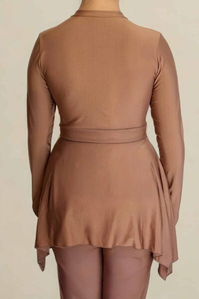 Vue arrière du Burkini Moderne Soleya Été 2025 Ynes : coupe fluide, ceinture ajustée, finition asymétrique au dos, en Lycra opaque pour un tombé élégant.