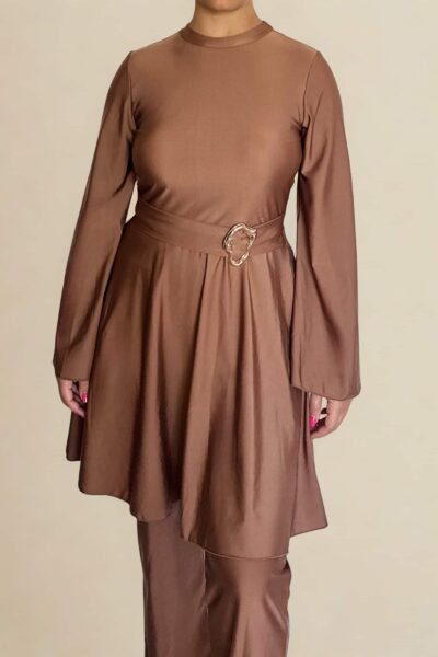 Burkini Sahara couleur brun chaud avec ceinture bijou, coupe asymétrique fluide et manches longues, collection été 2025 Ynes. Modèle élégant, couvrant et raffiné, idéal pour la plage ou la piscine.