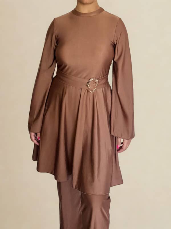 Burkini Sahara couleur brun chaud avec ceinture bijou, coupe asymétrique fluide et manches longues, collection été 2025 Ynes. Modèle élégant, couvrant et raffiné, idéal pour la plage ou la piscine.