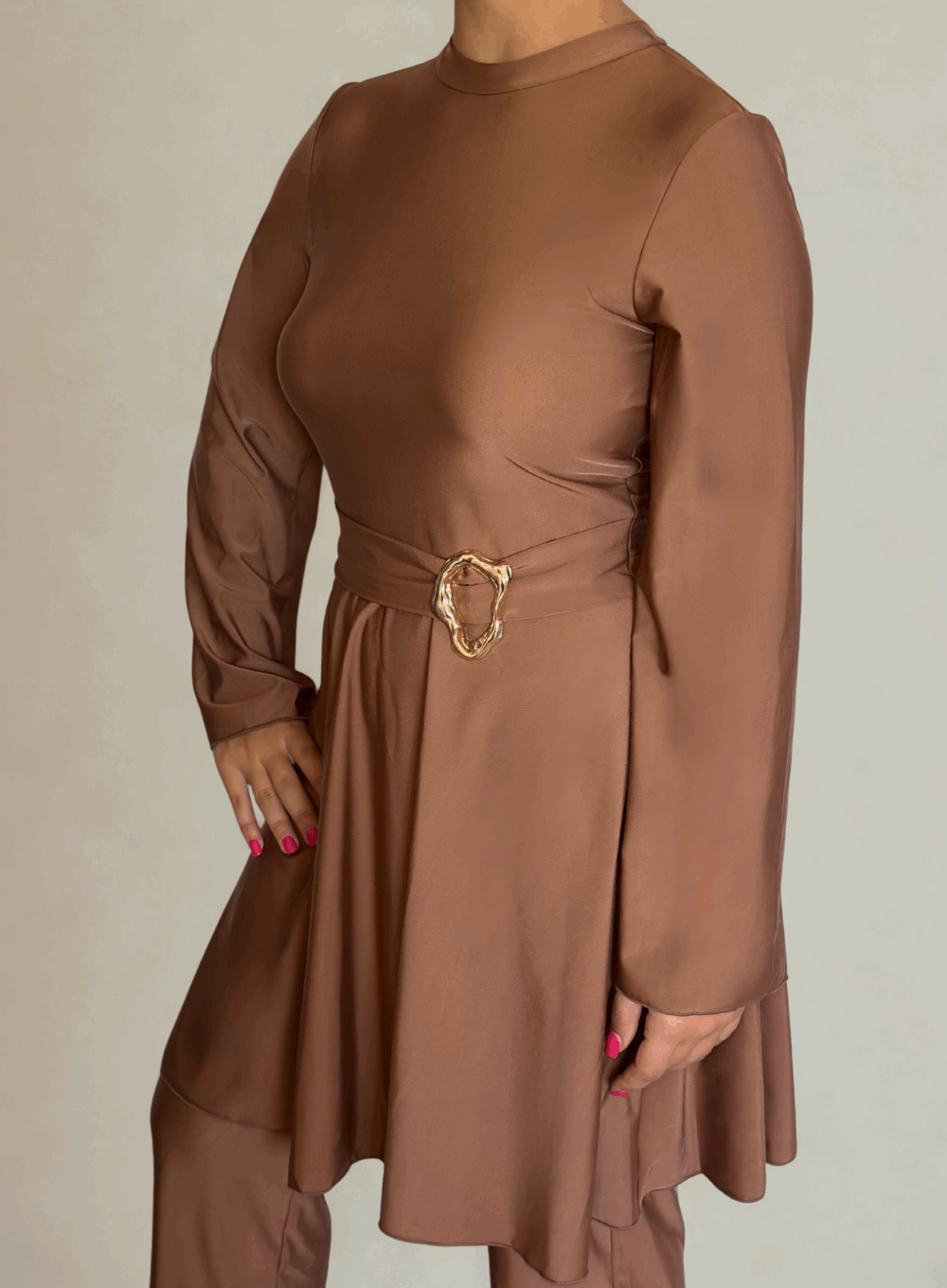 Vue de profil du Burkini Sahara Été 2025 Ynes : coupe fluide, ceinture bijou dorée et finition élégante, conçu pour l’allure et le confort.
