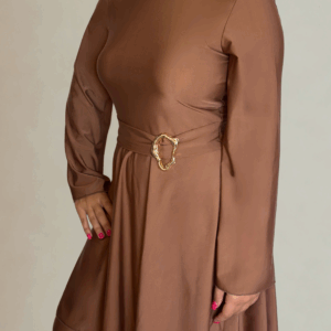 Vue de profil du Burkini Sahara Été 2025 Ynes : coupe fluide, ceinture bijou dorée et finition élégante, conçu pour l’allure et le confort.