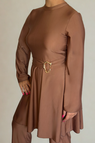 Vue de profil du Burkini Sahara Été 2025 Ynes : coupe fluide, ceinture bijou dorée et finition élégante, conçu pour l’allure et le confort.