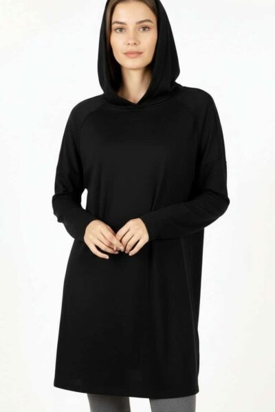 Tunique modeste noire HAYA, coupe longue et couvrante, portée avec un legging, idéale pour la mode modeste féminine.