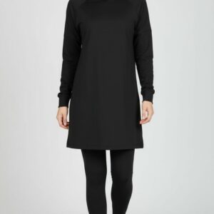 Tunique modeste noire HAYA portée en marche, coupe longue et couvrante, idéale pour la mode modeste féminine.