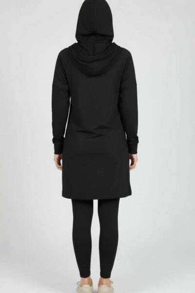 Tunique modeste noire HAYA vue dos, coupe longue et couvrante, idéale pour la mode modeste féminine.